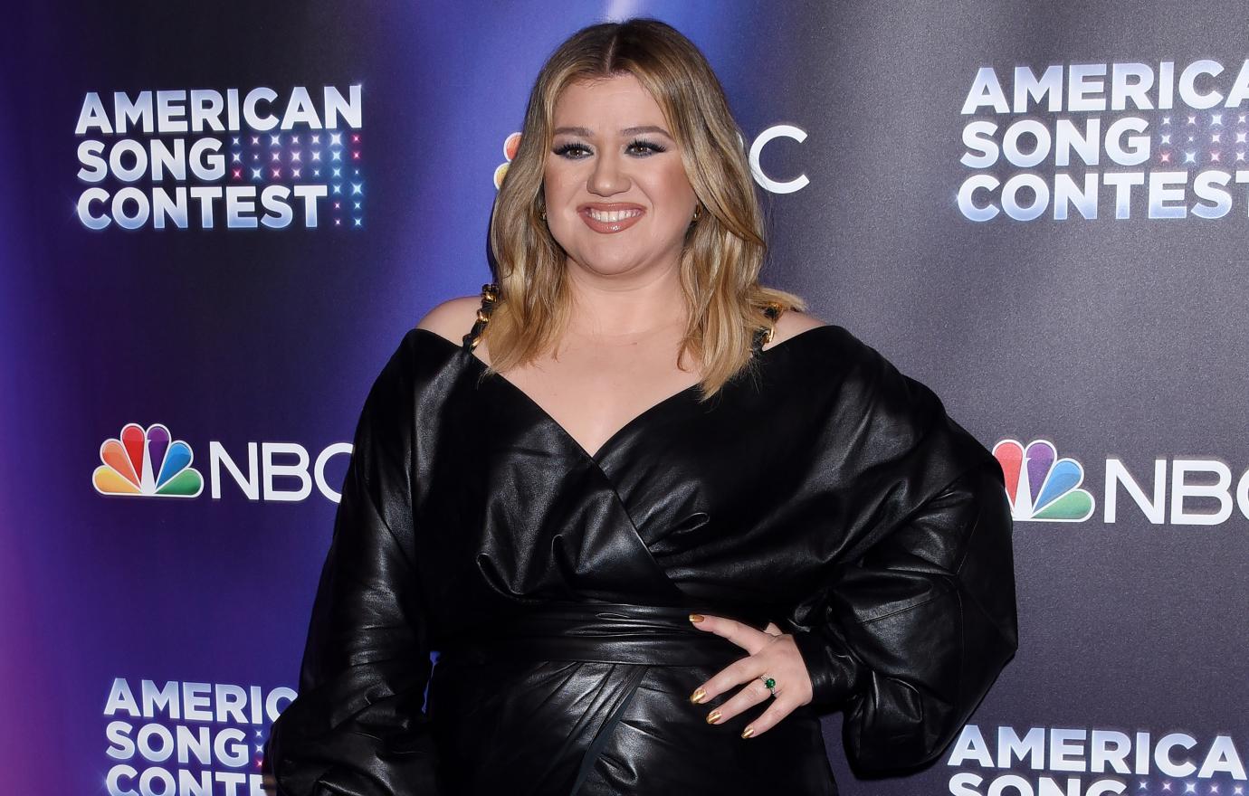 kelly clarkson dress divorce