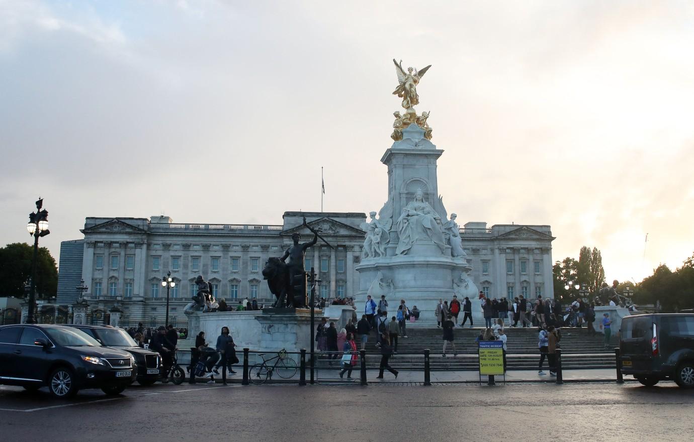 double rainbow buckingham palace queen elizabeth death