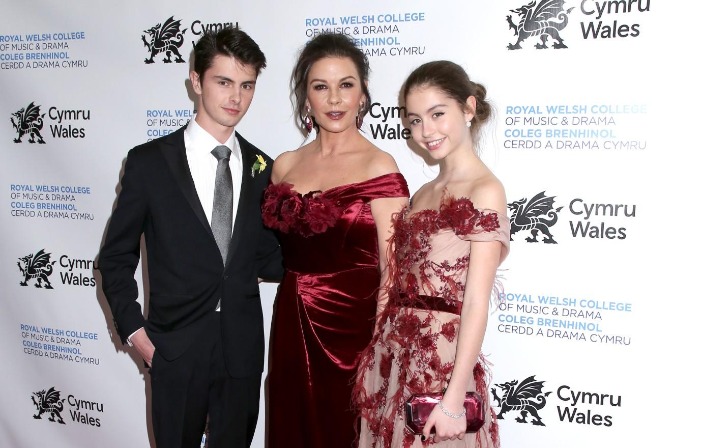 Catherine ZetaJones, Michael Douglas Dance With Kids In Video(02)