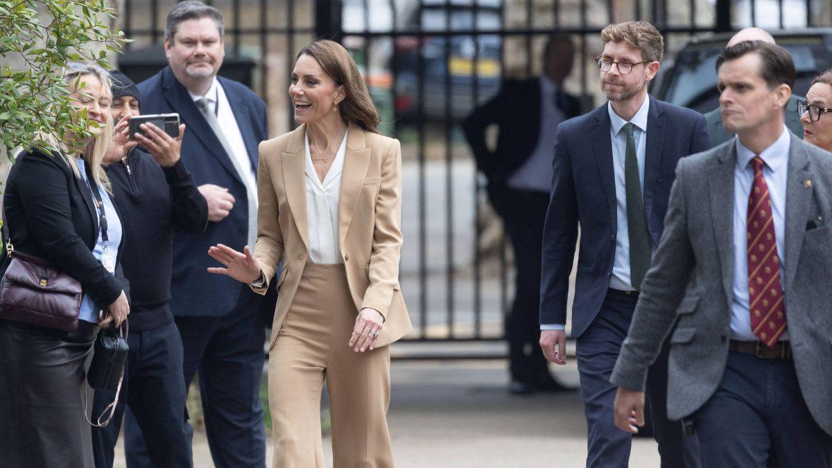 Photo of A royal author believes Kate Middleton's trip to Italy proves 'she is feeling better than she has in the last couple of years.'