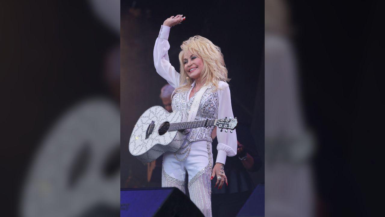 Photo of Kelly Clarkson paid tribute to Parton when she passed away.