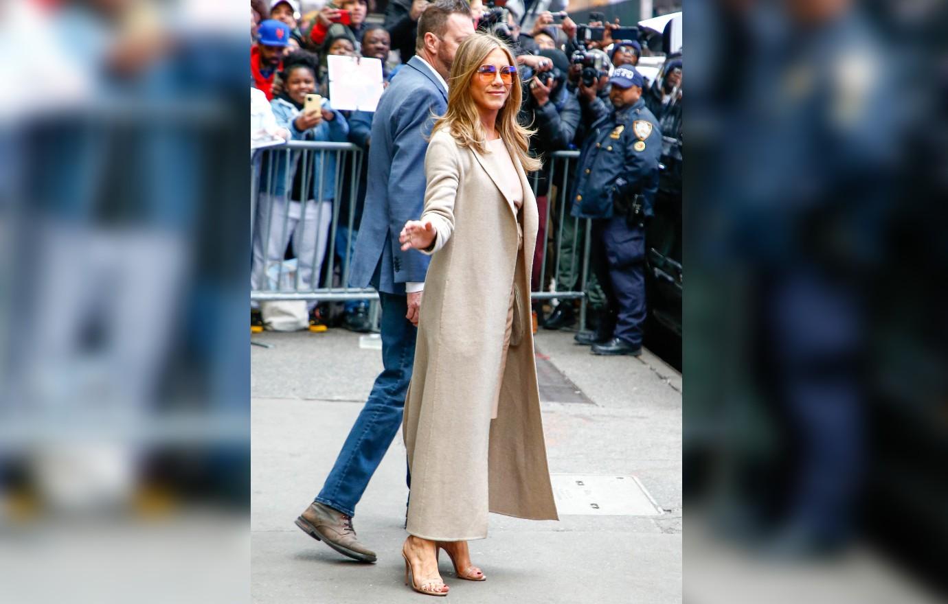 Jennifer Aniston wraps up in beige coat and jeans  Jennifer anniston  style, Jennifer aniston style, Fashion