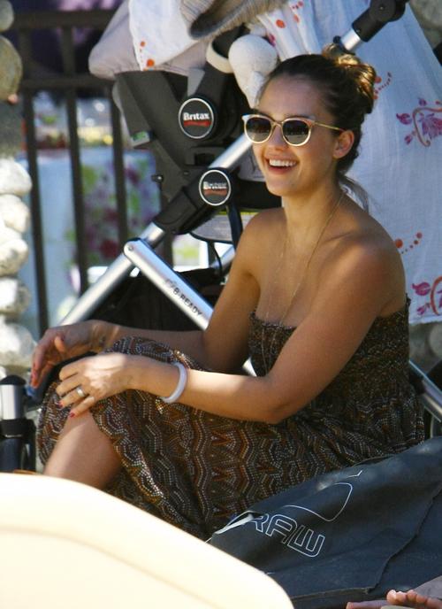 2011__10__jessica alba baby 10092011J_ _1.jpg