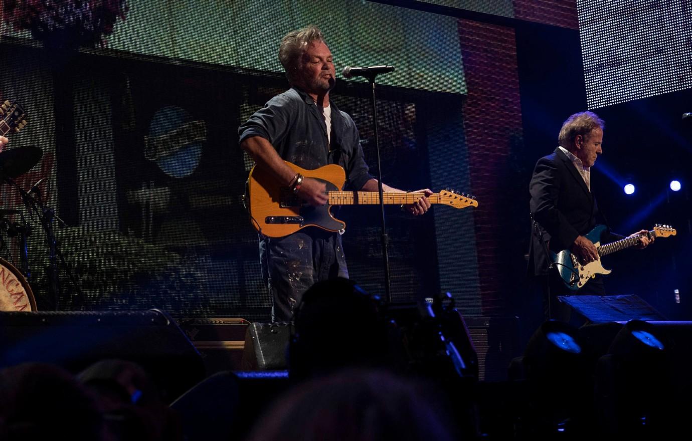 john mellencamp abruptly ends concert rant hecklers