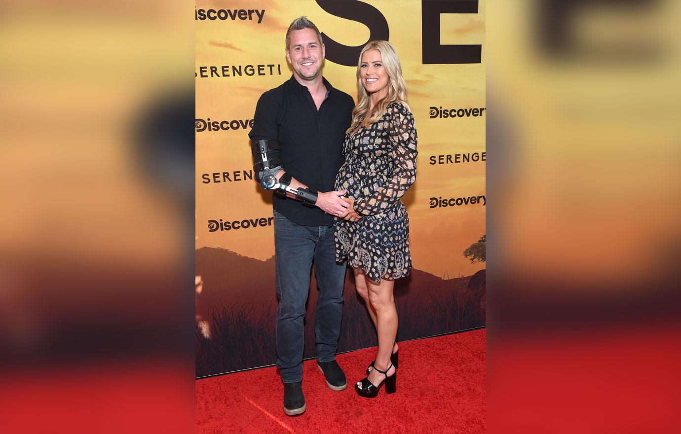 Christina Anstead Shows Off Baby Bump In Bikini At 34 Weeks Pregnant(02)