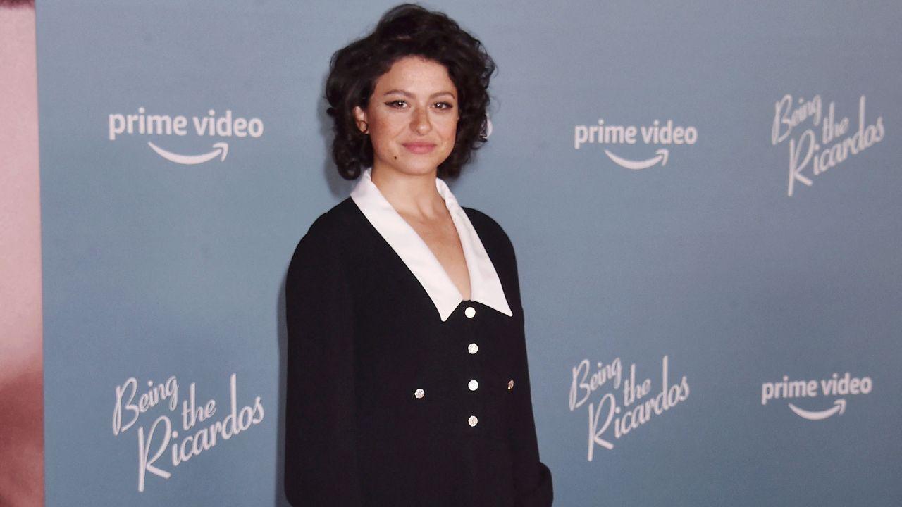 Image of Alia Shawkat addressed her 'really bad photo' with Brad Pitt on a 'Us Weekly' magazine cover.