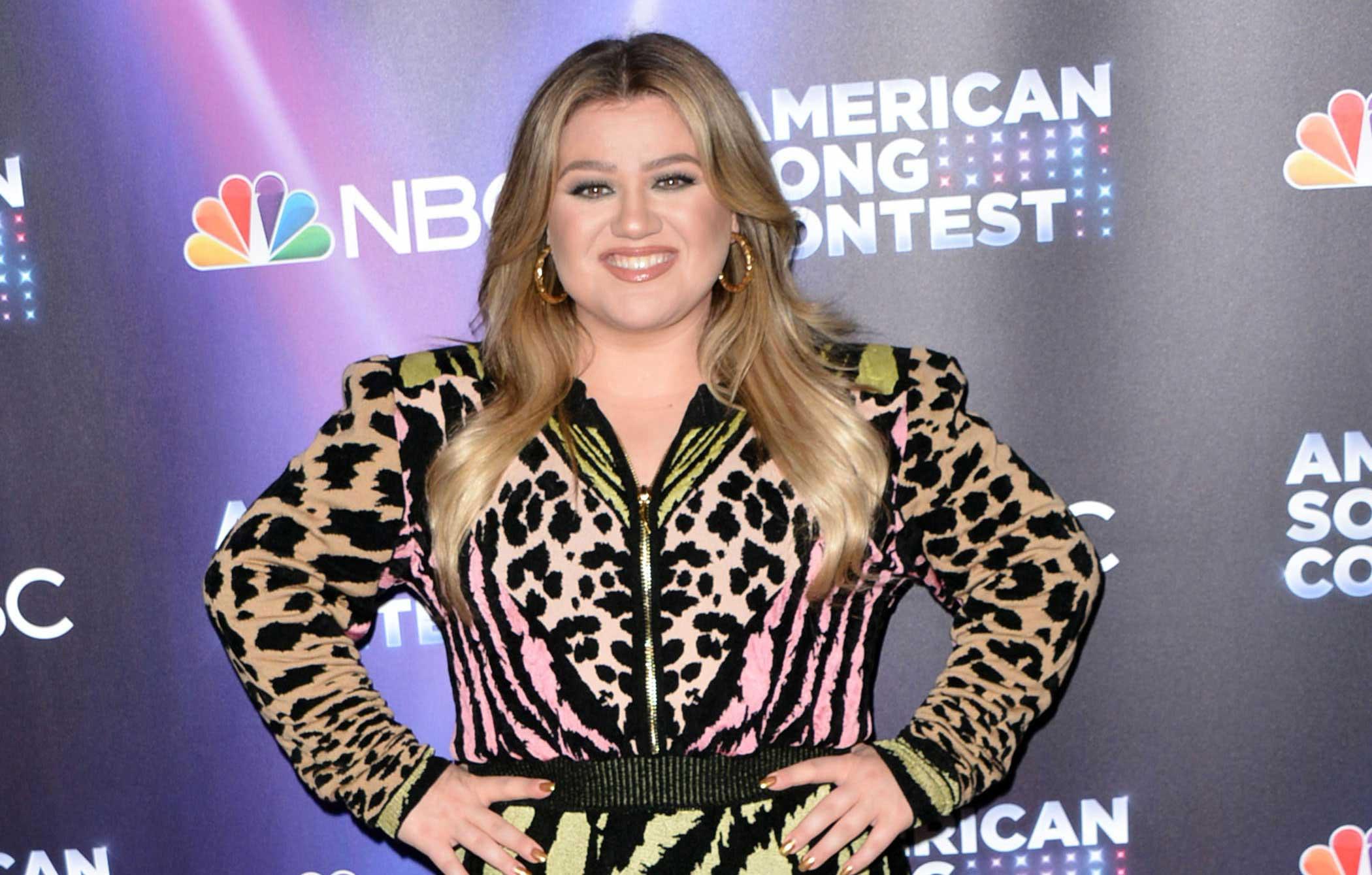 kelly clarkson files police report man trespassing gifts