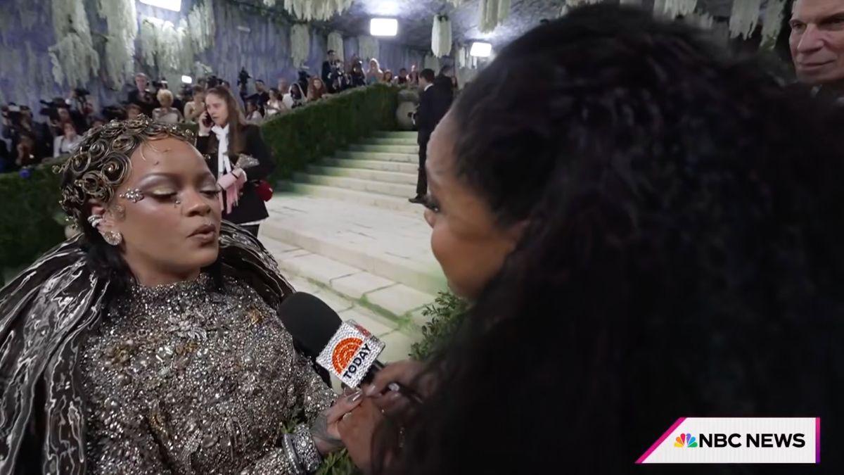 Image of Rihanna praised Sheinelle Jones as a black journalist.