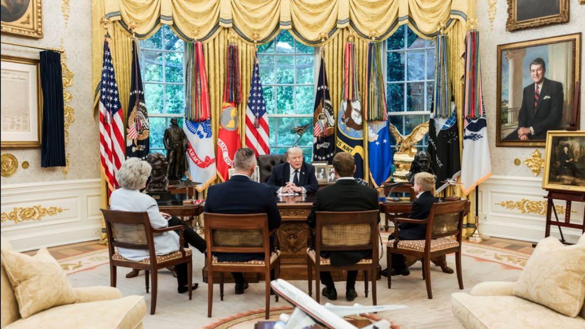 Image of MAGA supporters widely shared the Oval Office appearance.
