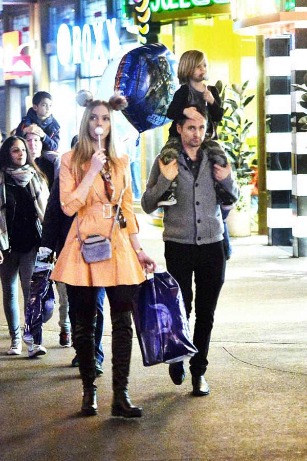 matt bellamy elle evans pda disneyland