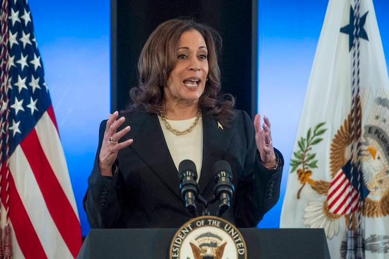 donald trump makes fun kamala harris laugh