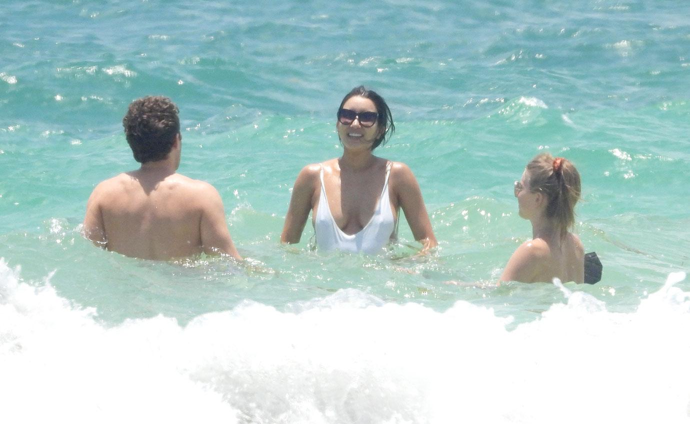 matthew morrison and his pregnant wife renee chat with julianne hough as they take a swim in mexico