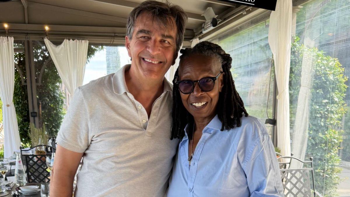 Photo of Whoopi Goldberg snapped a photo with the chef making her dinner.