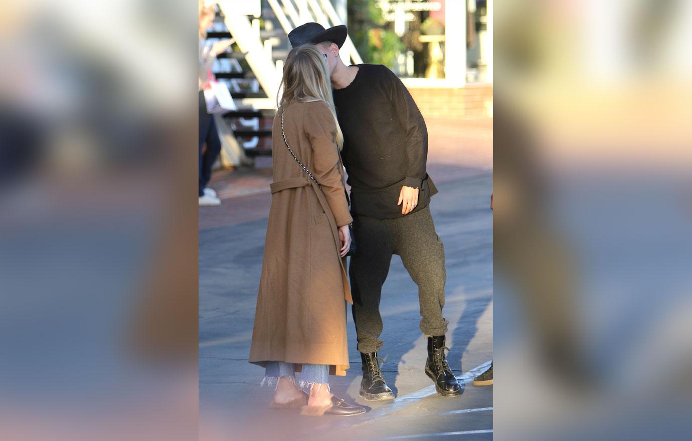 Evan Ross And Ashlee Simpson Share A Romantic Kiss After Dinner Date 8526