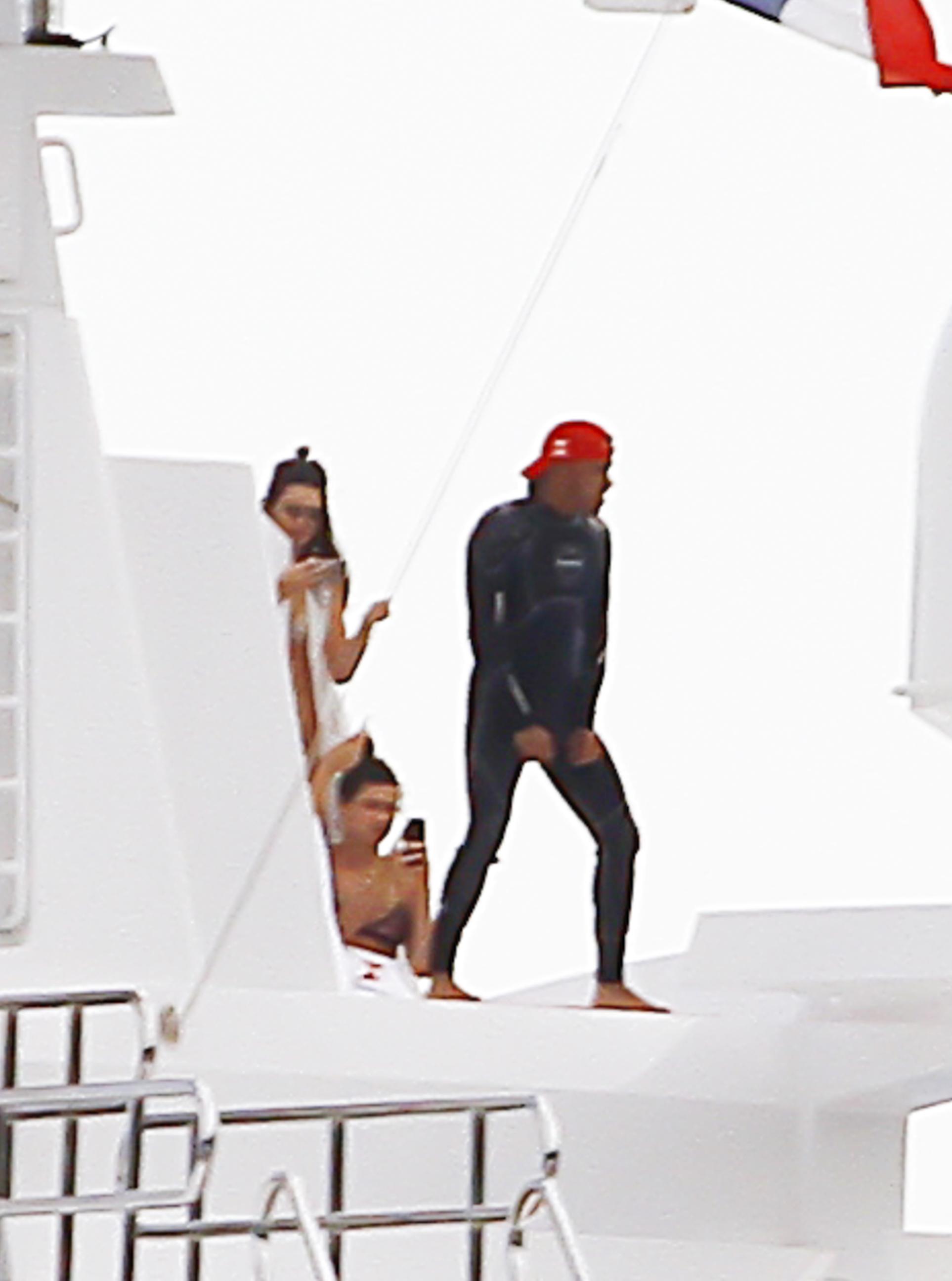 INF &#8211; Lewis Hamilton Continues To Party With His Rumored Love Interest Kendall Jenner