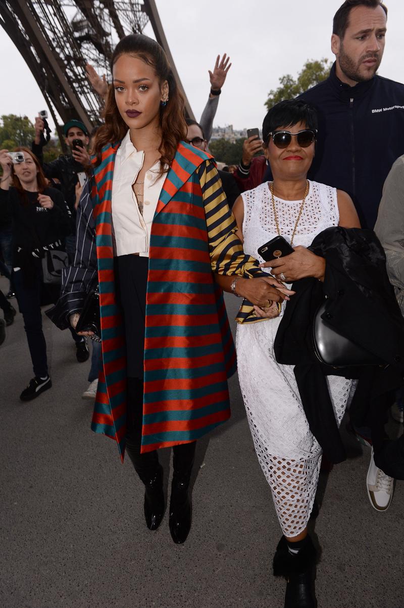 INF &#8211; Rihanna with Family Visits the Eiffel Tower