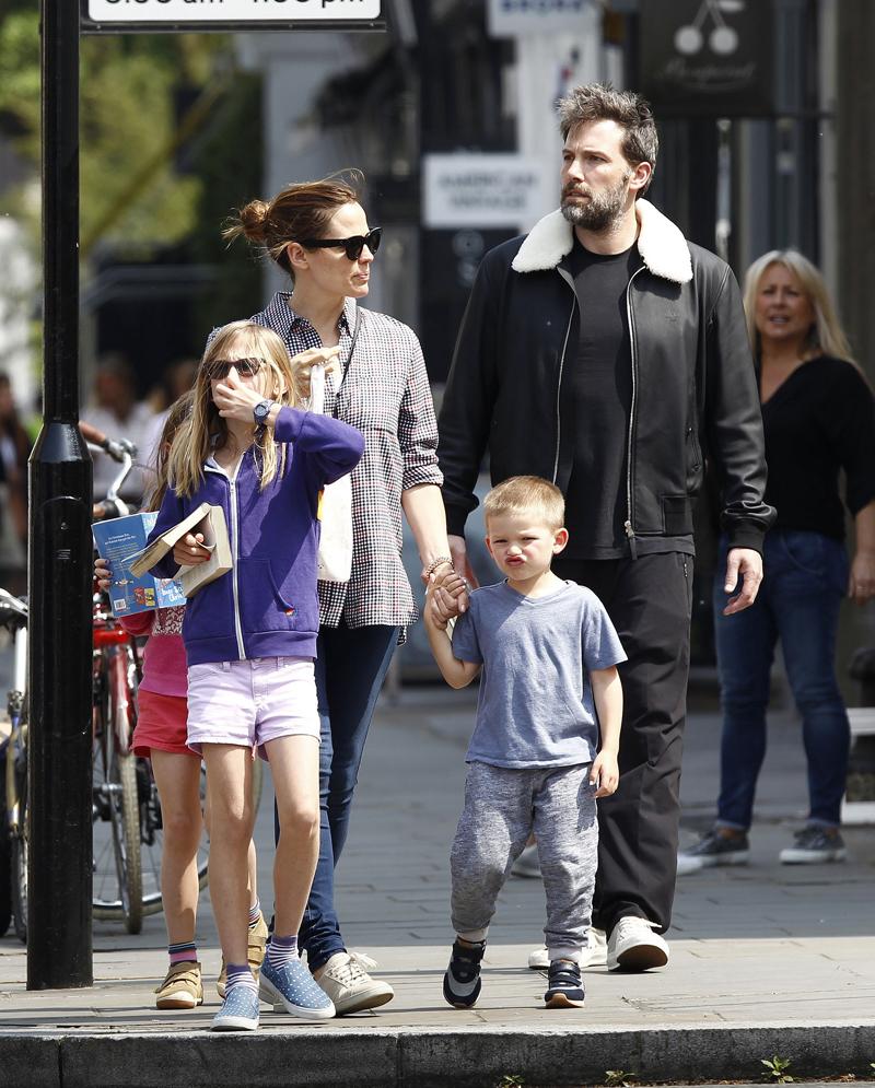 Jennifer Garner &amp; Ben Affleck Are Closer Than Ever During London Shopping Trip