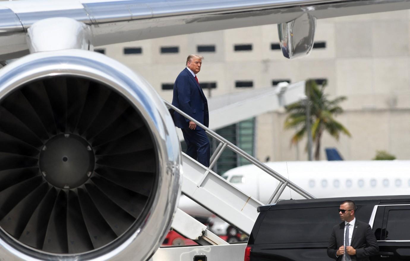 donald trump sells  million private jet donor legal bills