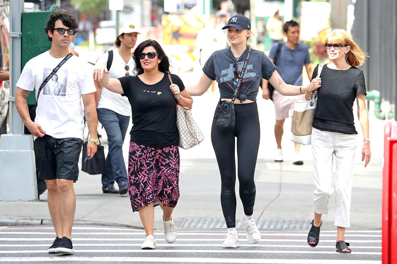 sophie turner joe jonas with moms