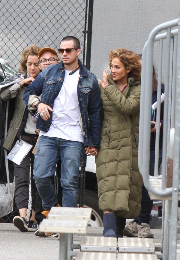 Jennifer lopez casper smart holding hands