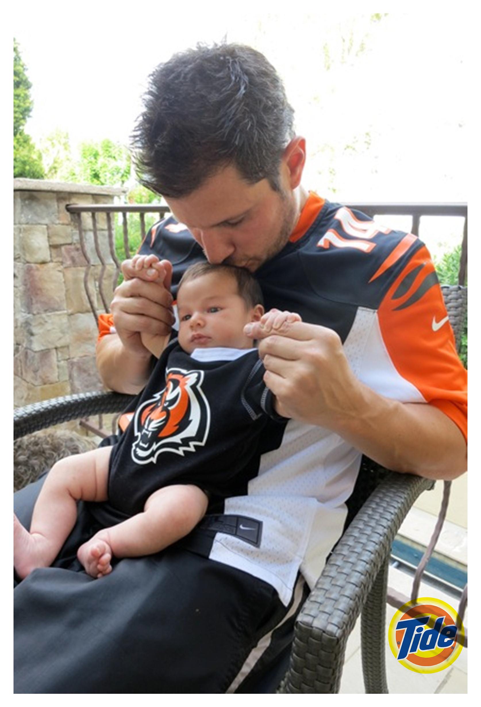 Photo : Nick Lachey tient son fils Camden dans les bras, à Los Angeles, le  16 octobre 2012. - Purepeople