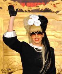 2011__08__Lady_Gaga_Aug1newsneb 209×300.jpg