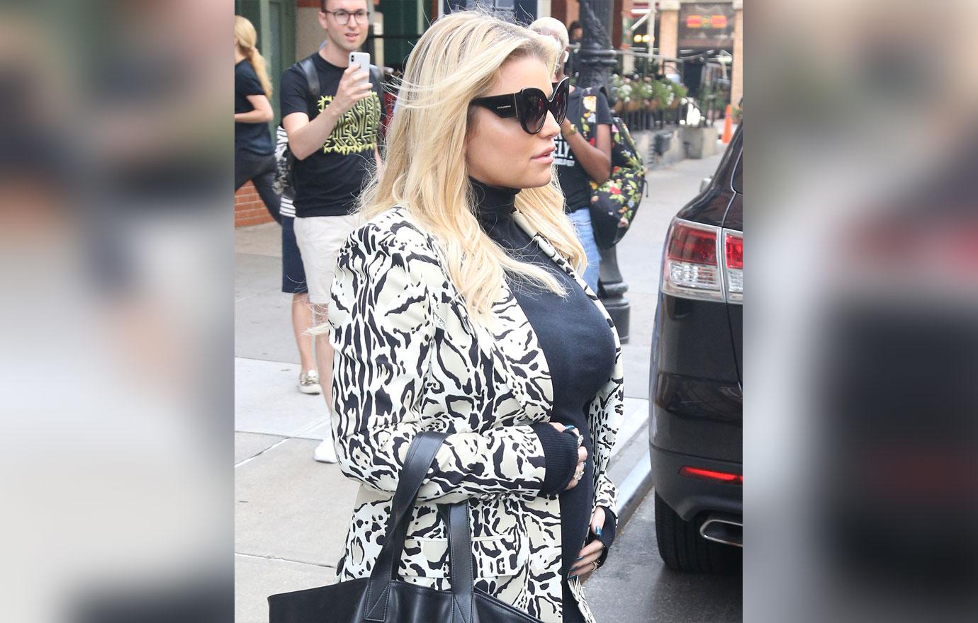 Jessica Simpson Shows off her baby bump