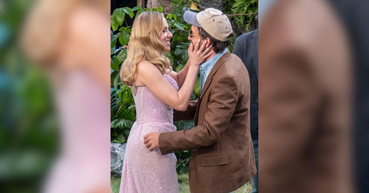 Photo of Scarlett Johansson and Jonathan Bailey