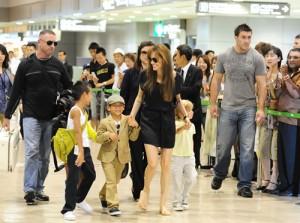 2010__07__Angelina_Jolie_July26_8401 300×223.jpg