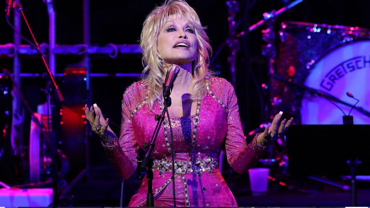 Image of Dolly performing on stage.