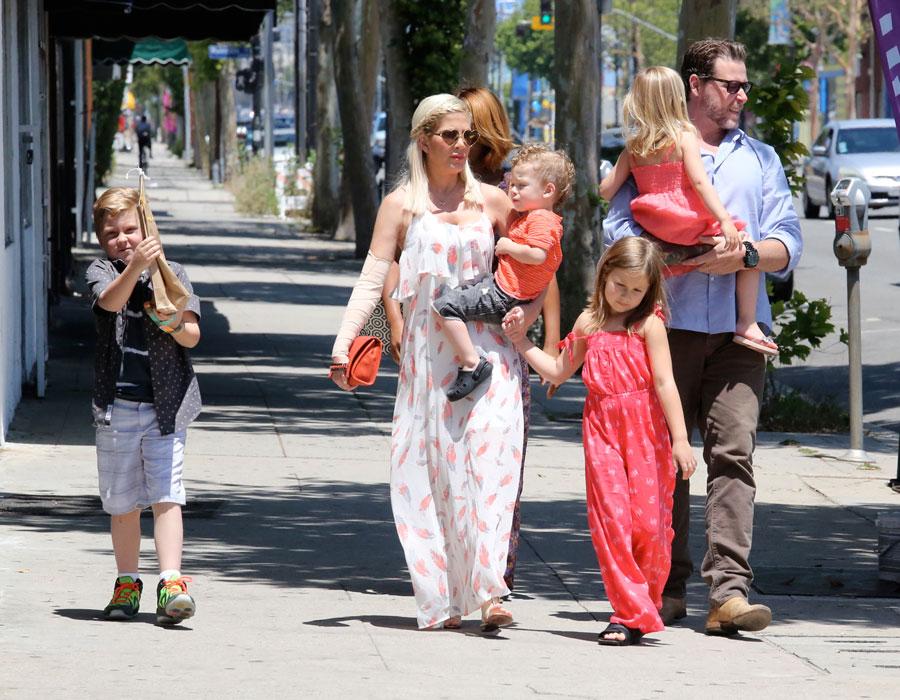 Tori spelling dean mcdermott mothers day 05