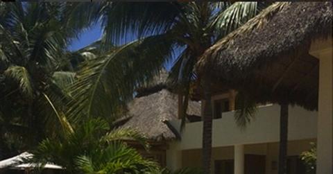 Kim kardashian sunbathign