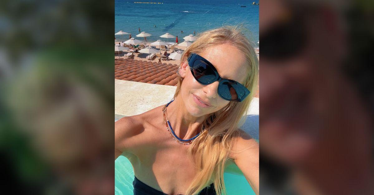 Sarah Michelle Gellar Flaunts Long Legs In 'Hot' Black Swimsuit Photos