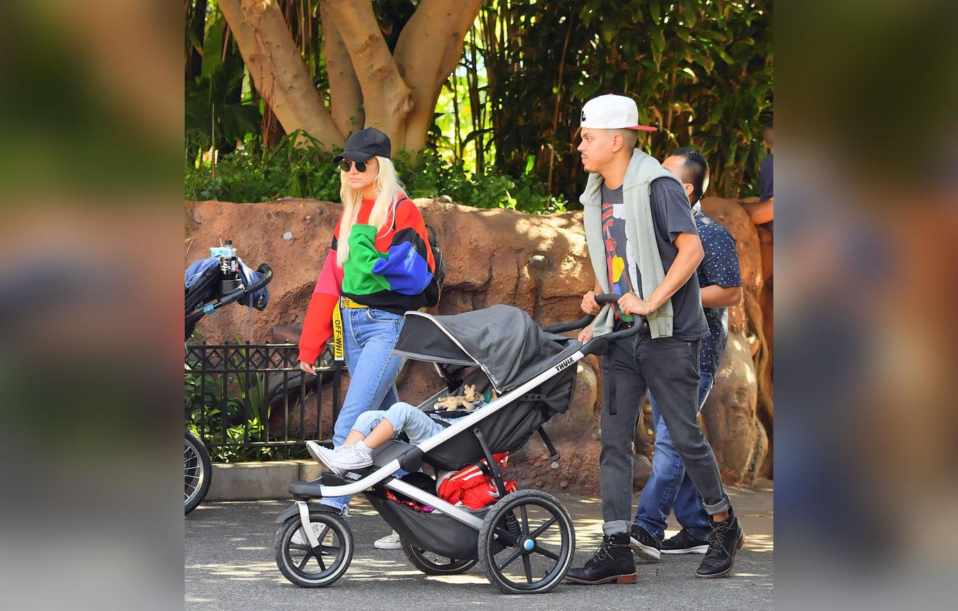 PICS Jessica & Ashlee Simpson Head To Disneyland With Their Kids