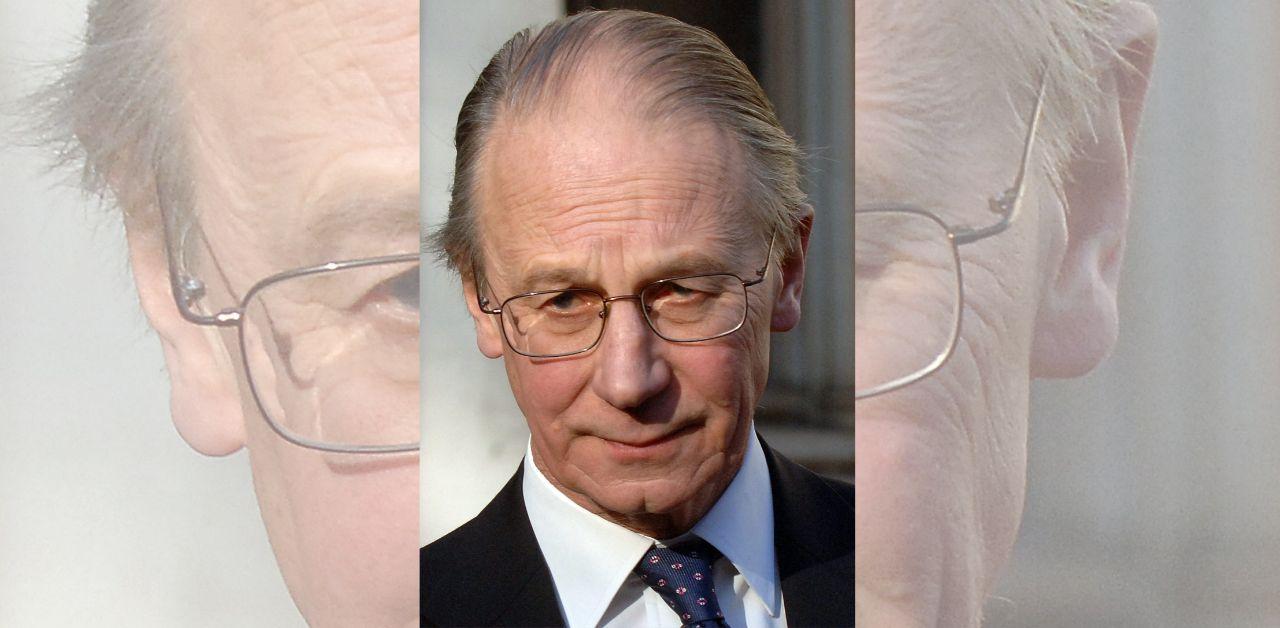 prince harry set skip ord robert fellowes funeral avoid royal family drama