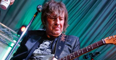 Share your gratitude this fathers day get–a chance to win an autographed guitar from richie sambora