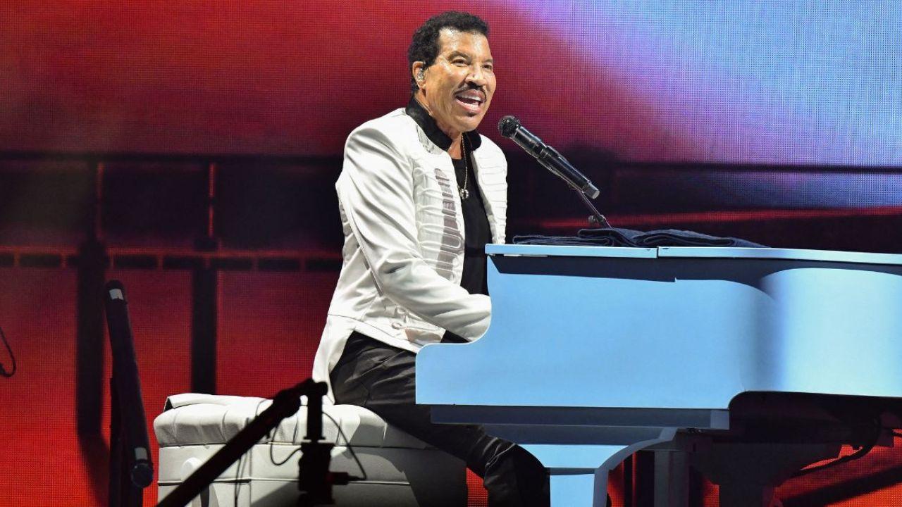 Image of Lionel Richie returned to performing after receiving medical treatment back in June.