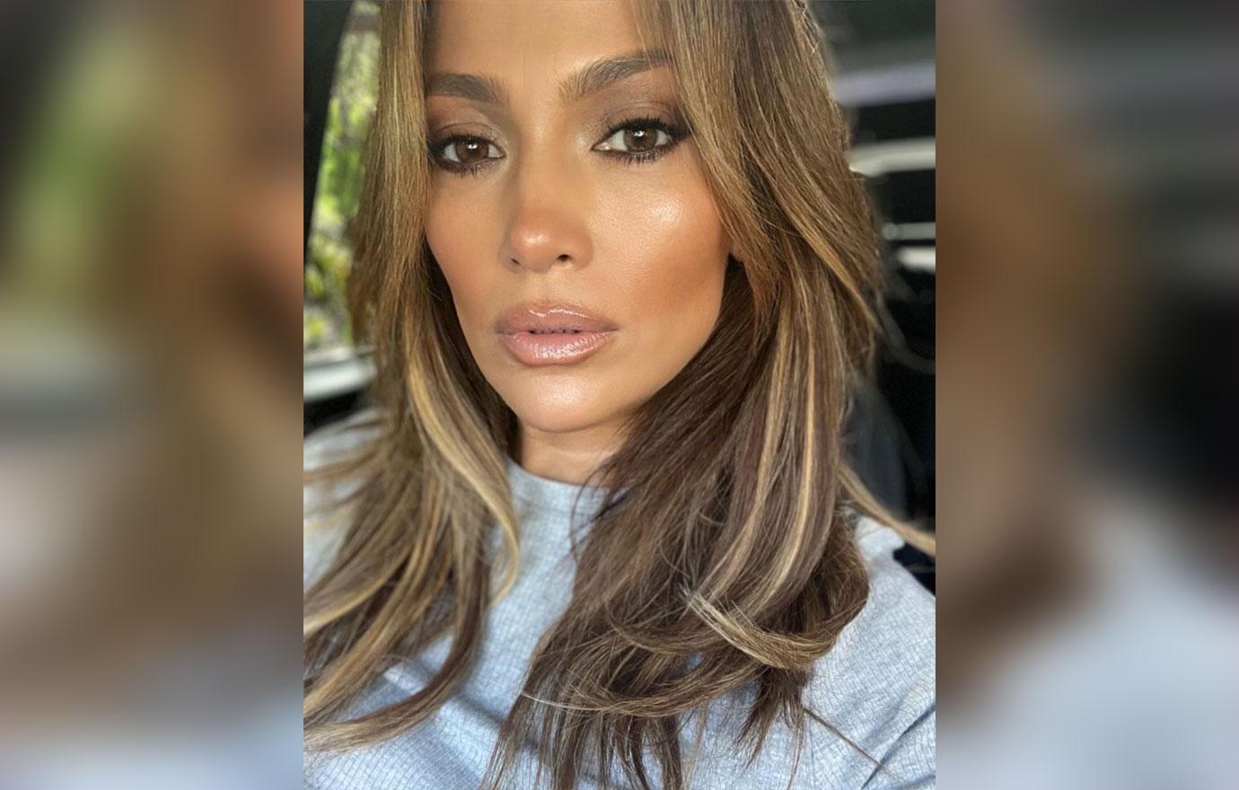 fans slam jennifer lopez exposing real skin texture photoshop glitch