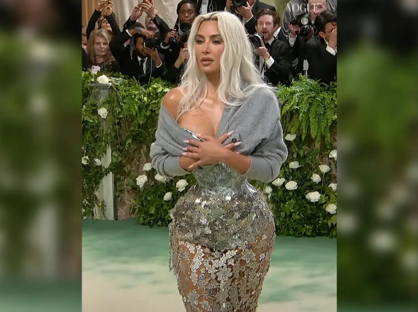 khloe kardashian sister kim met gala hypes up waist