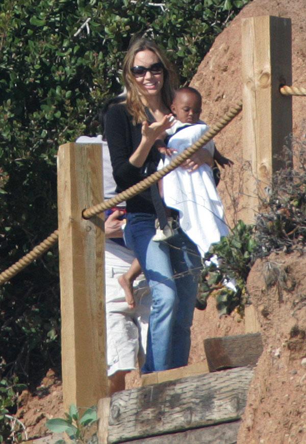 Ffn_jolie_pitt_beach_ff_exc_092316_52184063