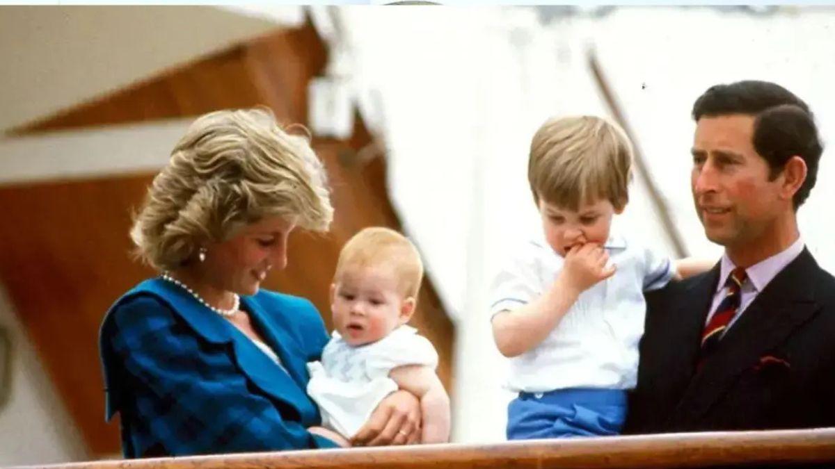 image of royal family