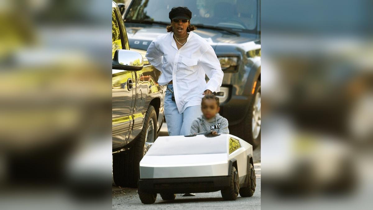 Photo of Kelly Rowland said she aspires to raise her sons to become the 'kind of men who are proud of themselves.'