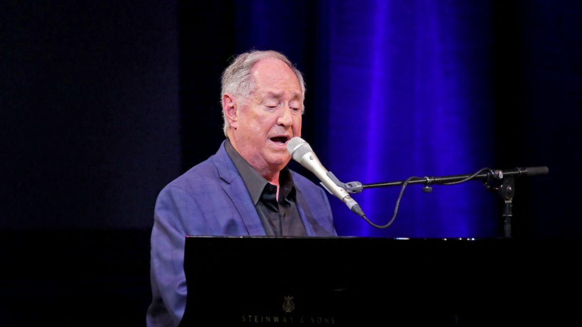 Photo of Neil Sedaka.