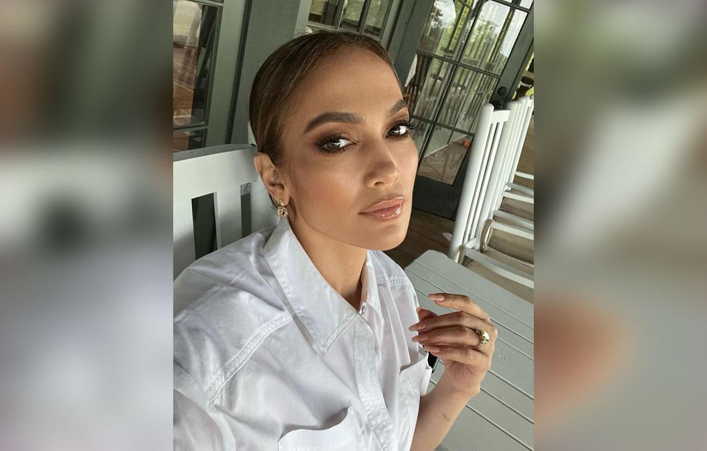 fans slam jennifer lopez exposing real skin texture photoshop glitch