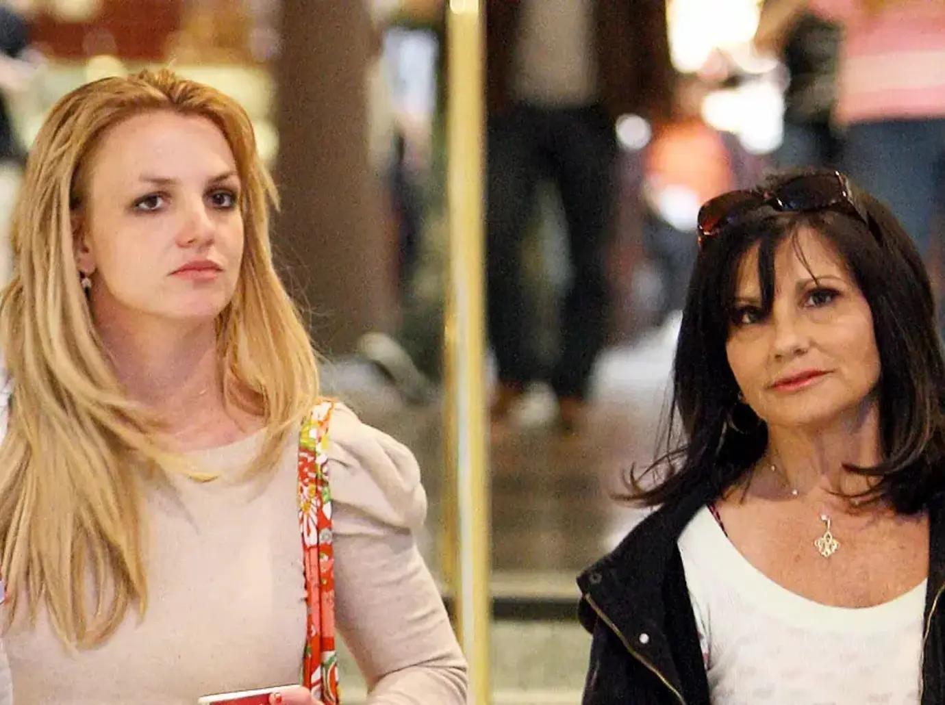 britney spears blames mom lynne paramedics mental breakdown hotel