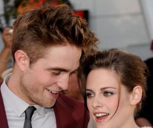 2010__07__Robert_Pattinson_Kristen_Stewart_July27newsne 300×294.jpg