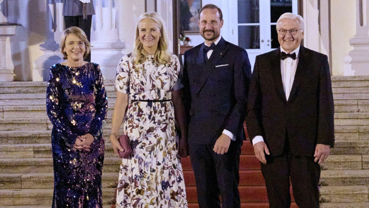image of royal family