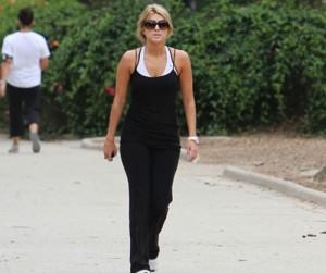 2010__07__Ali_Fedotowsky_July22_main 300×264.jpg