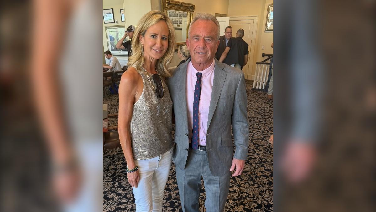 Photo of Lady Victoria Hervey snapped a photo with Robert F. Kennedy Jr. while having lunch.