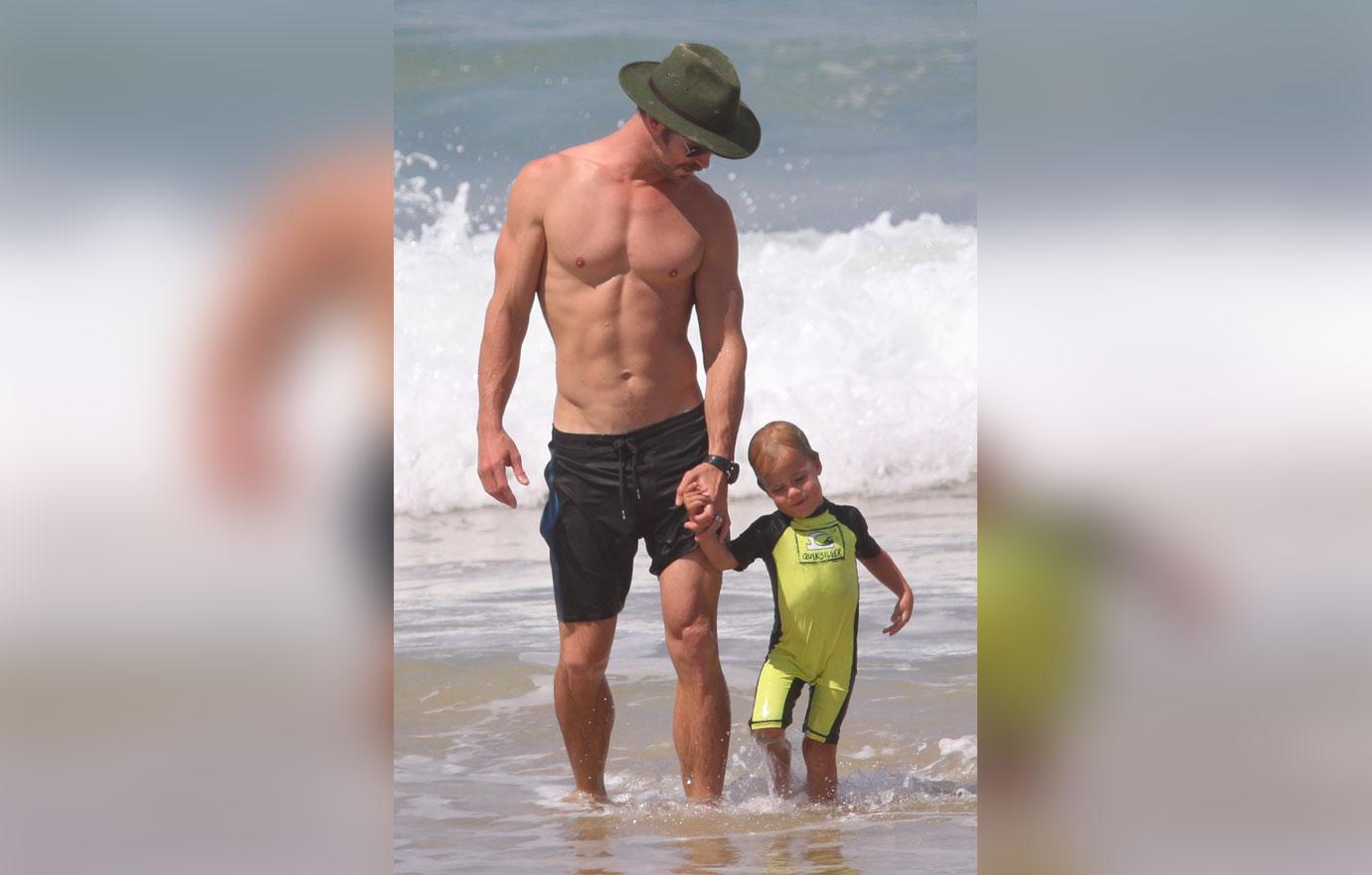 Chris hemsworth beach body